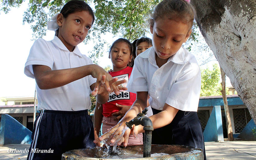 escuelas-niños-lavado-manos
